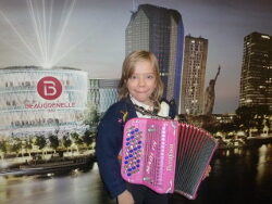 MADLYN accordéon 8 ans 	 JOLIE POUPÉE RUSSE, final